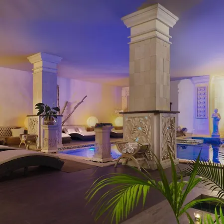 Royal Garden Villas, Luxury אדחה