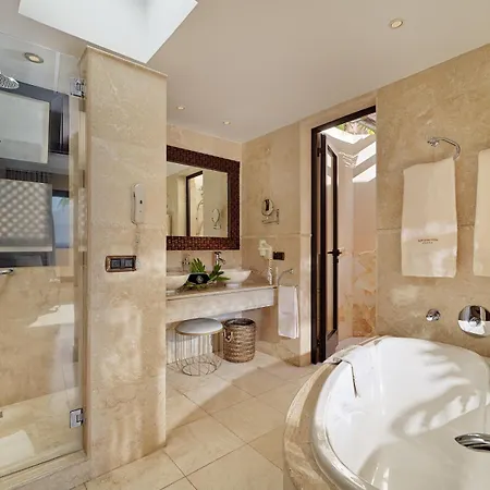 Royal Garden Villas, Luxury