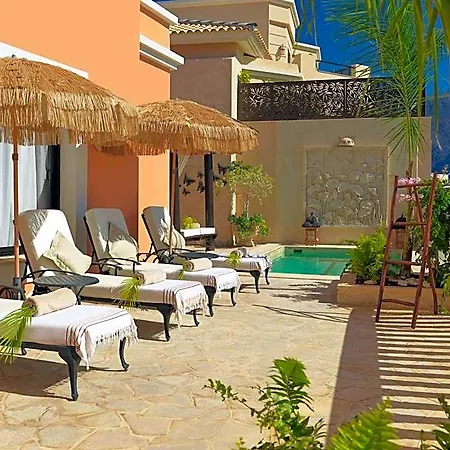 Royal Garden Villas, Luxury 아데제