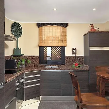 Royal Garden Villas, Luxury 5* 아데제