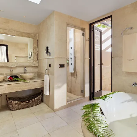 Hotel Royal Garden Villas, Luxury